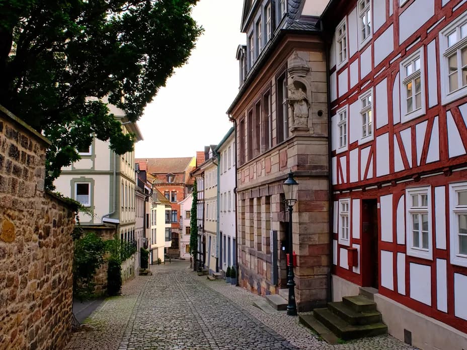 Benefit from the specialist knowledge of our lecturing experts and take the opportunity to ask individual questions after the presentations