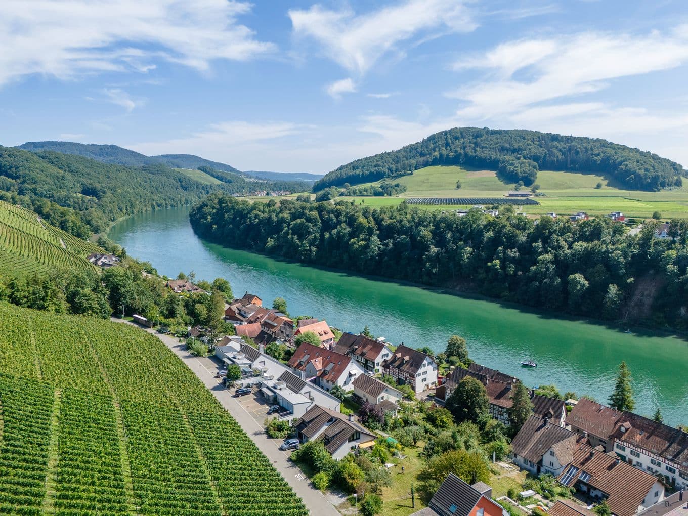 Talblick auf das Zürcher Unterland mit sanften Hügeln, Fluss und Dächern – attraktive Wohnlage in der Natur nahe Zürich