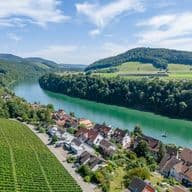 Talblick auf das Zürcher Unterland mit sanften Hügeln, Fluss und Dächern – attraktive Wohnlage in der Natur nahe Zürich