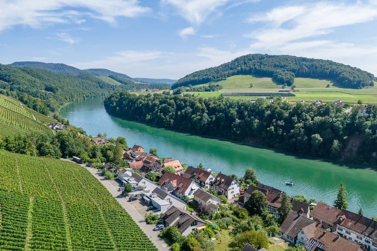 Talblick auf das Zürcher Unterland mit sanften Hügeln, Fluss und Dächern – attraktive Wohnlage in der Natur nahe Zürich