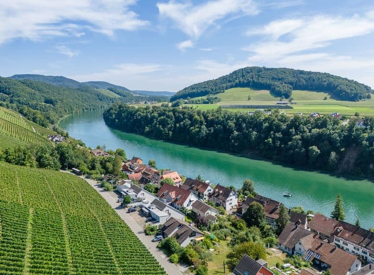 Talblick auf das Zürcher Unterland mit sanften Hügeln, Fluss und Dächern – attraktive Wohnlage in der Natur nahe Zürich