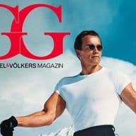 Arnold Schwarzenegger a la portada d'una revista, amb ulleres de sol i una camisa blanca, amb muntanyes nevades al fons.