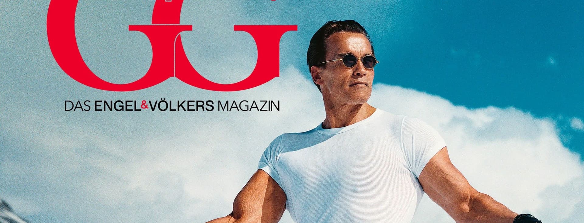 Arnold Schwarzenegger auf einem Magazincover, mit Sonnenbrille und weißem Hemd, mit schneebedeckten Bergen im Hintergrund.