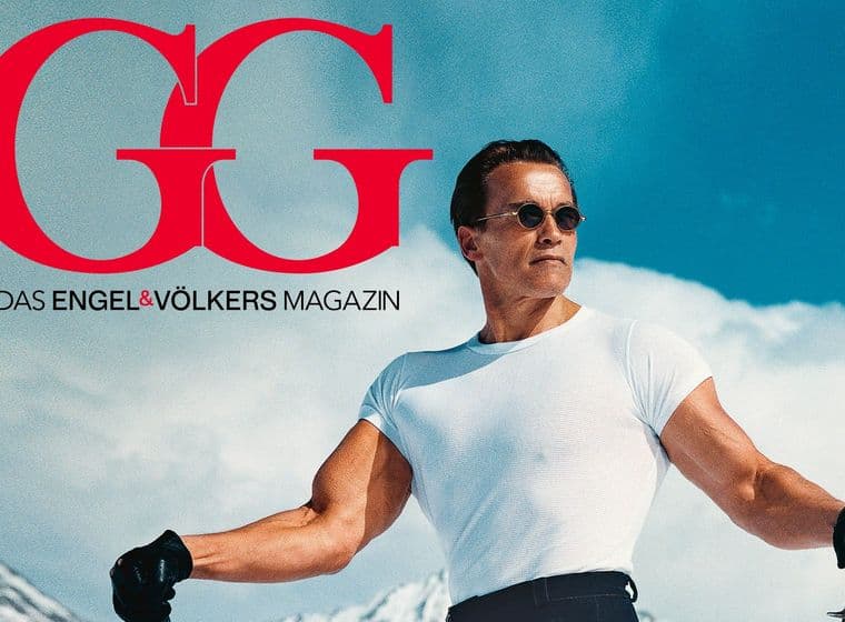 Arnold Schwarzenegger a la portada d'una revista, amb ulleres de sol i una camisa blanca, amb muntanyes nevades al fons.