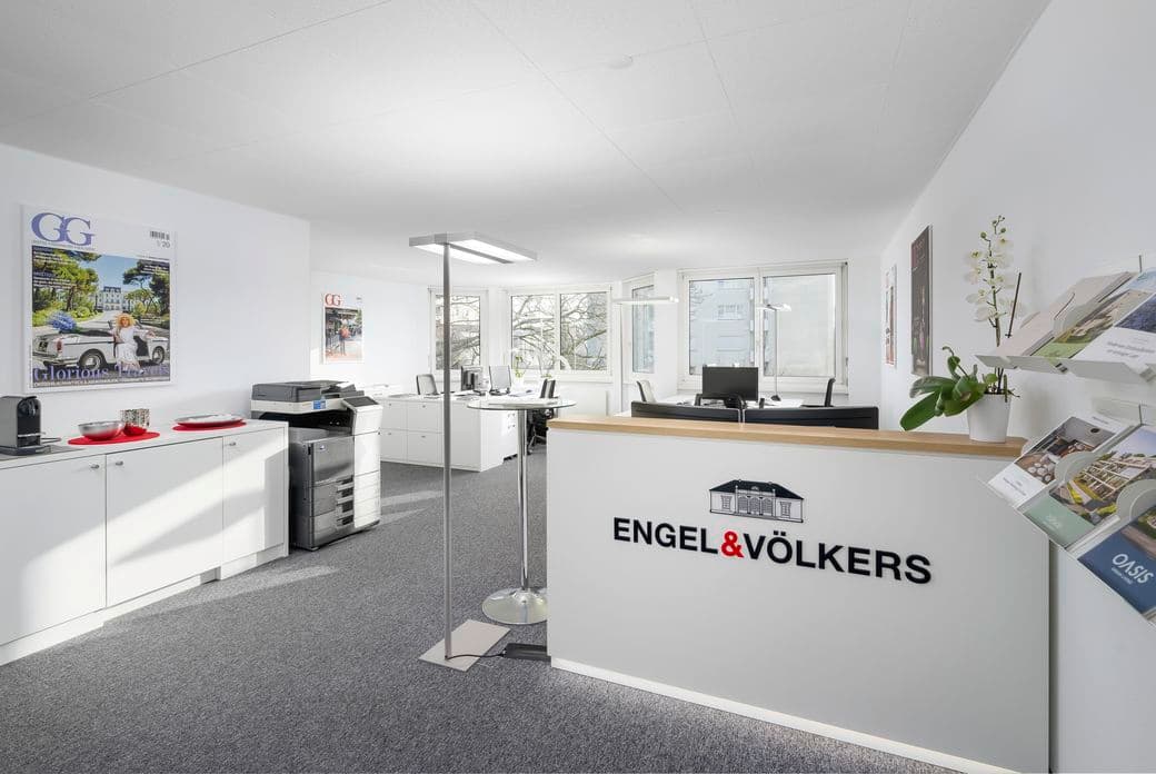 Eingangsbereich des Immobilienshops von Engel & Völkers Uster