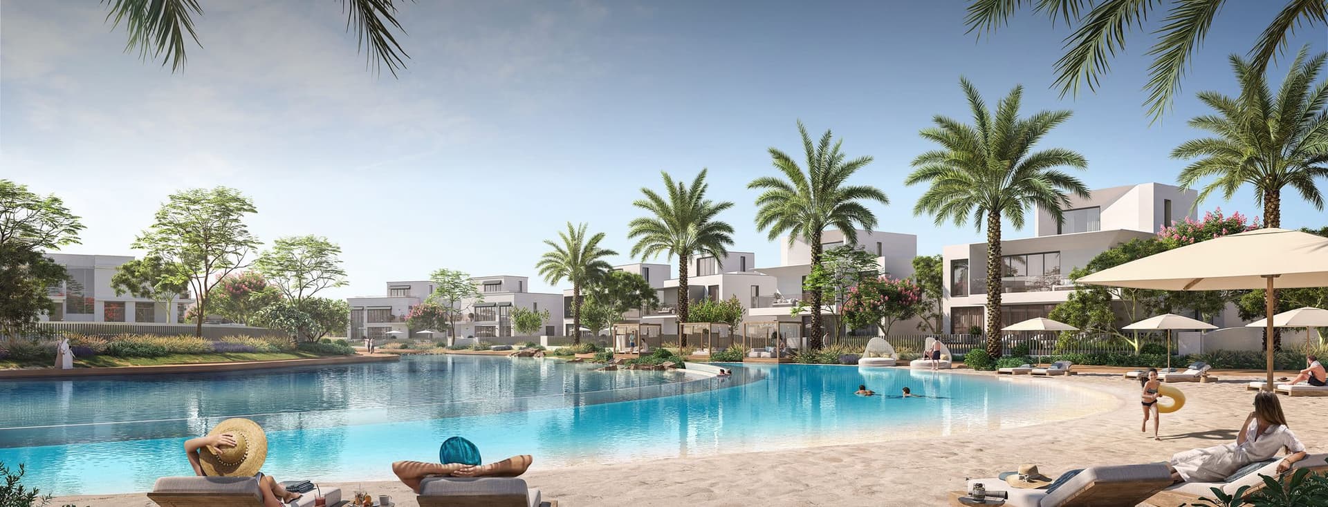 Luxuriöses Resort mit großem Pool, Sandstrand, Palmen und modernen weißen Gebäuden unter blauem Himmel. Menschen entspannen auf Liegestühlen.