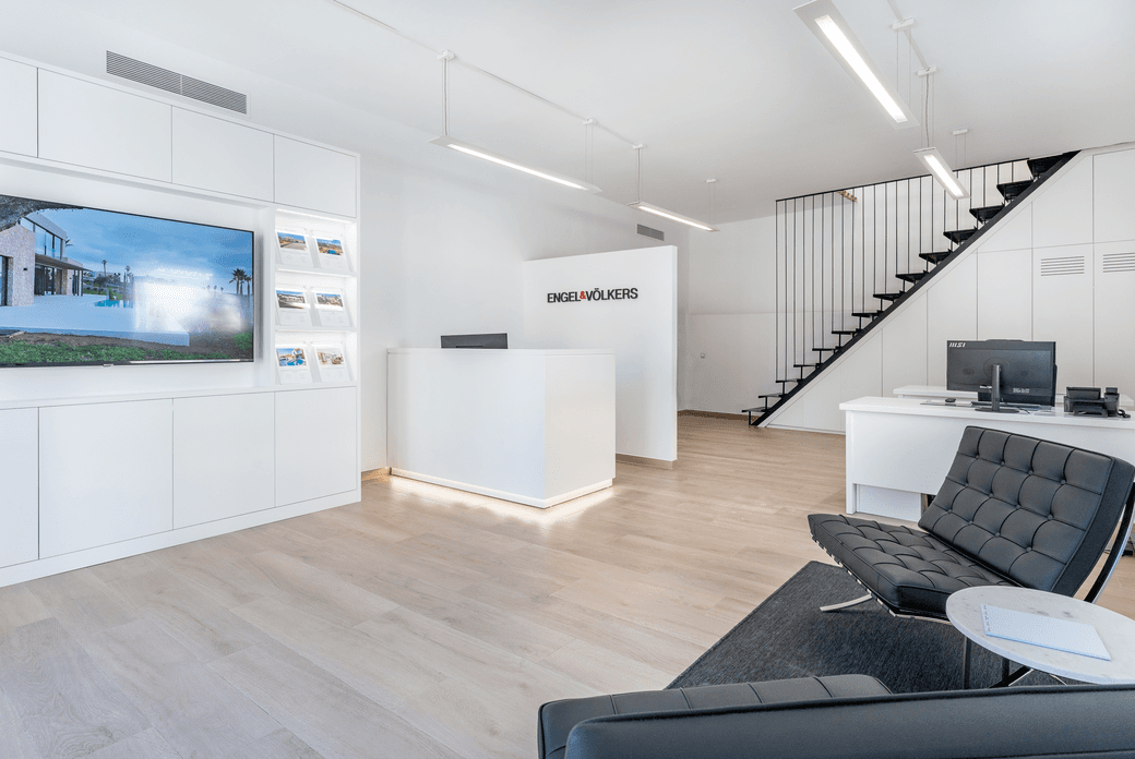 A modern and welcoming reception area at the Engel & Völkers real estate office in Santa Maria, Mallorca, with elegant decor and a bright, open design.