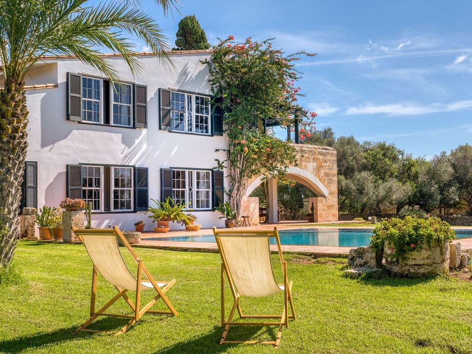 Habitatge mediterrani a Menorca amb jardí, piscina i arquitectura tradicional integrada en el paisatge de l’illa