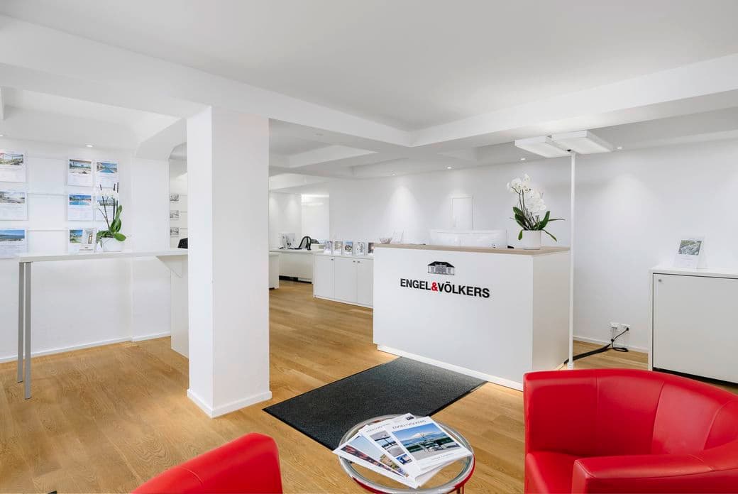 Eingangsbereich des Immobilienshops von Engel & Völkers in Rapperswil