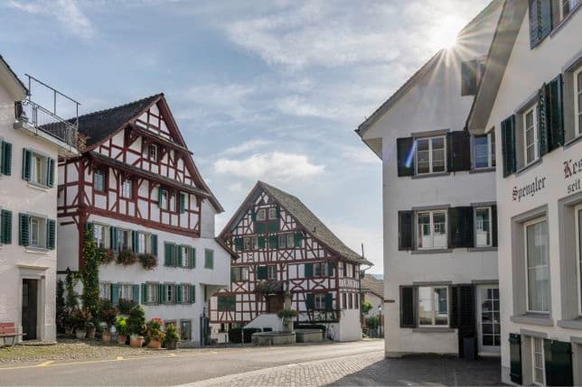 Fachwerkhäuser und traditionelles Flair sind in zahlreichen der pittoresken Gemeinden im Zürcher Oberland zu finden