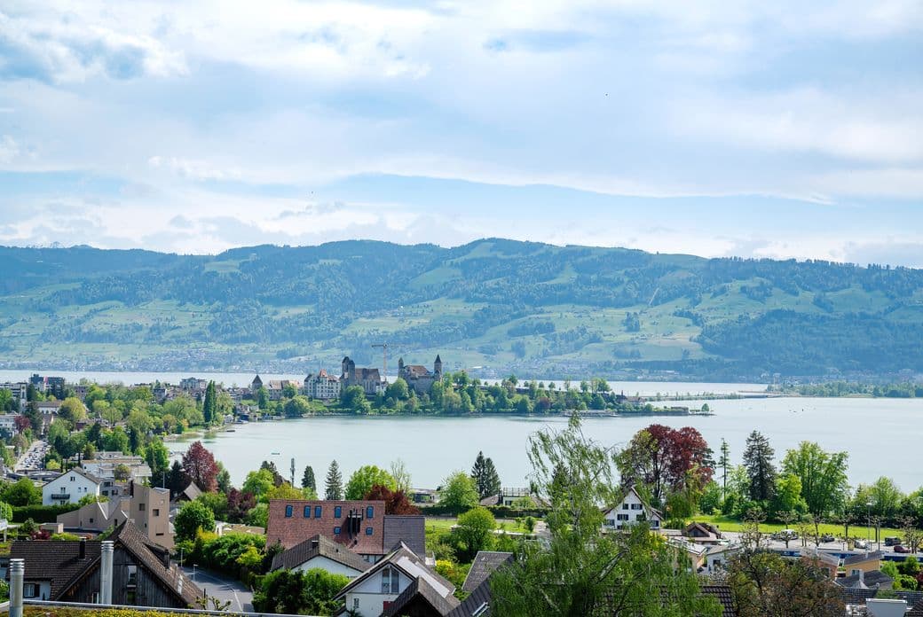 View of the Upper Lake Zurich region with lake, mountains and villages – idyllic living with great recreational options
