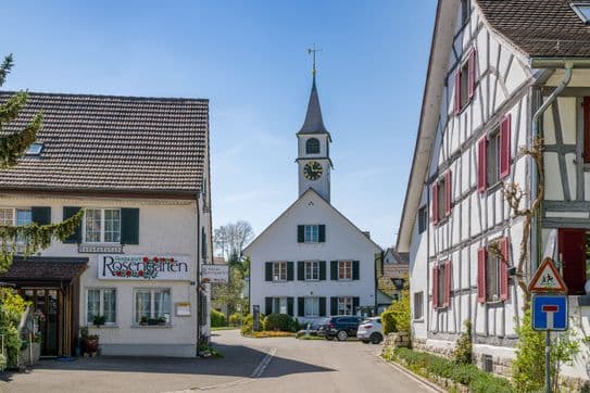 Klassische Fachwerkarchitektur und Entschleunigung prägen die Atmosphäre in den verschiedenen Ortschaften des Zürcher Unterlandes