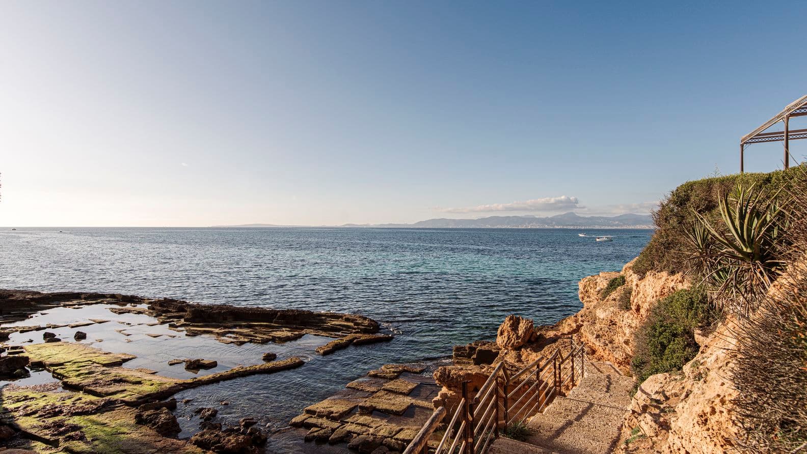 Villa moderna con piscina y acceso directo al mar en Son Veri, Mallorca.