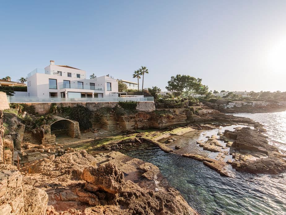 Vila moderna amb piscina infinita i vistes al mar Mediterrani a Son Veri, Mallorca.