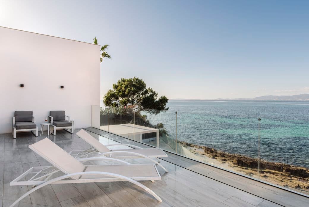 Àmplia i moderna terrassa amb vistes impressionants al mar Mediterrani a Son Veri, Mallorca.
