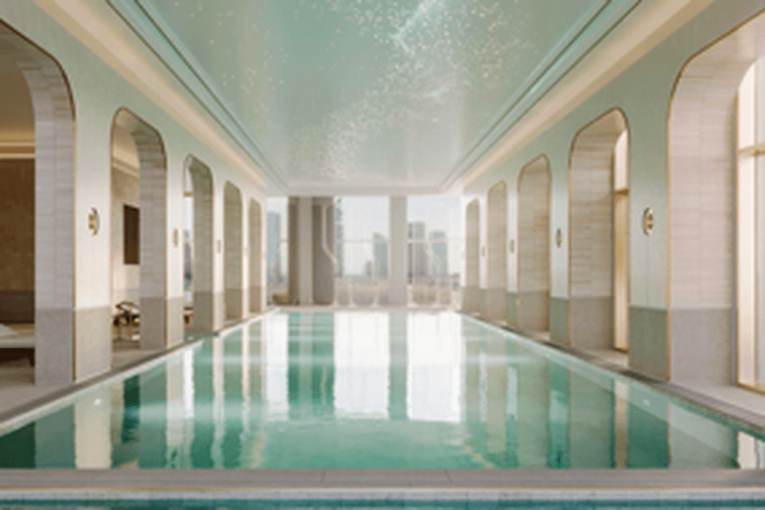 Innenpooldeck der St. Regis The Residences auf Al Maryah Island Abu Dhabi