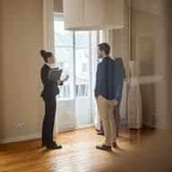 Immobilienmakler verkauft Haus an ein junges Paar