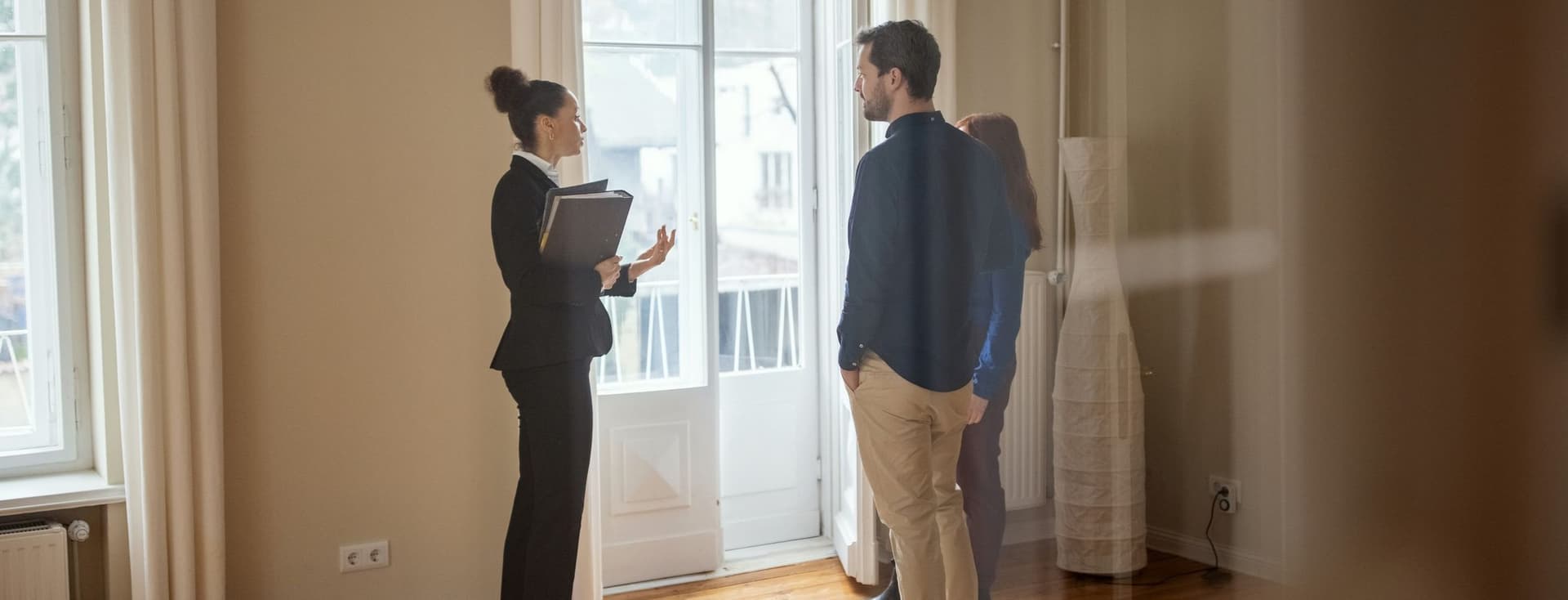 Agente immobiliare vende casa a una giovane coppia