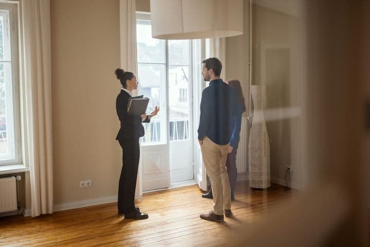 Agente immobiliare vende casa a una giovane coppia