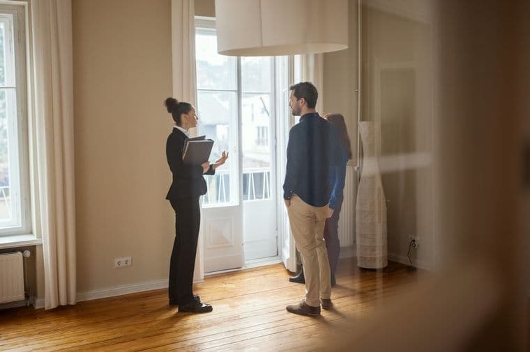 Immobilienmakler verkauft Haus an ein junges Paar