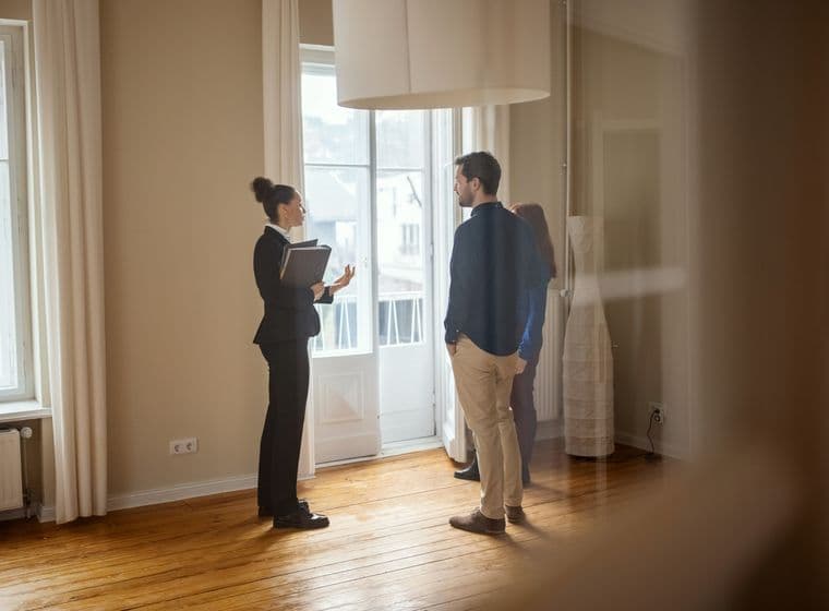 Agent immobilier vendant une maison à un jeune couple