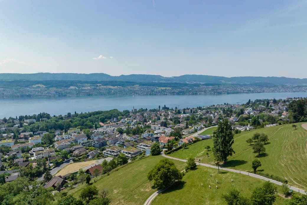 Blick auf die Zürichsee-Gemeinden der Goldküste – begehrte Wohnlage mit höchster Lebensqualität