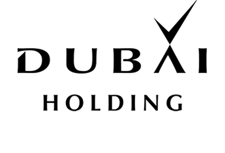 Schwarzes Logo für Duba Holding, mit stilisiertem Text und einer Häkchen-ähnlichen Grafik über dem Wort "Holding".