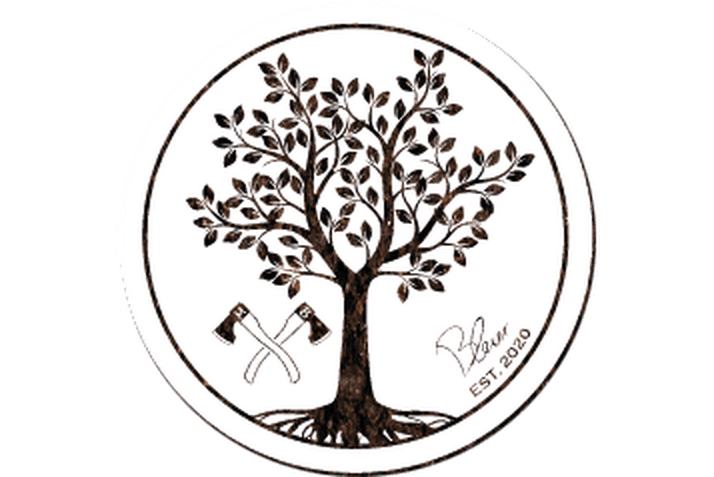 Rundes Logo mit handgezeichnetem Baum im Zentrum, gekreuzten Äxten und kreisförmiger Umrandung.