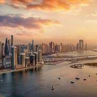 Landscape de Dubai al amanecer con la marina, la noria de fondo y rascacielos