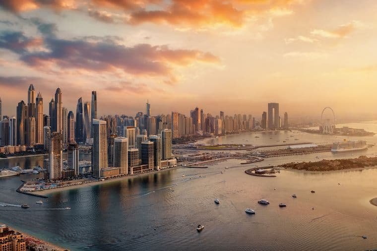 Landscape de Dubai al amanecer con la marina, la noria de fondo y rascacielos