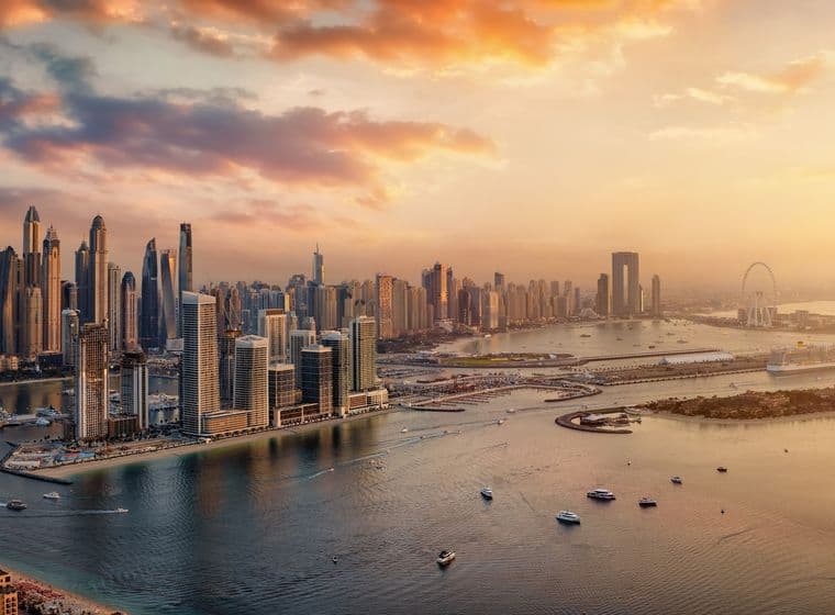 Landscape de Dubai al amanecer con la marina, la noria de fondo y rascacielos