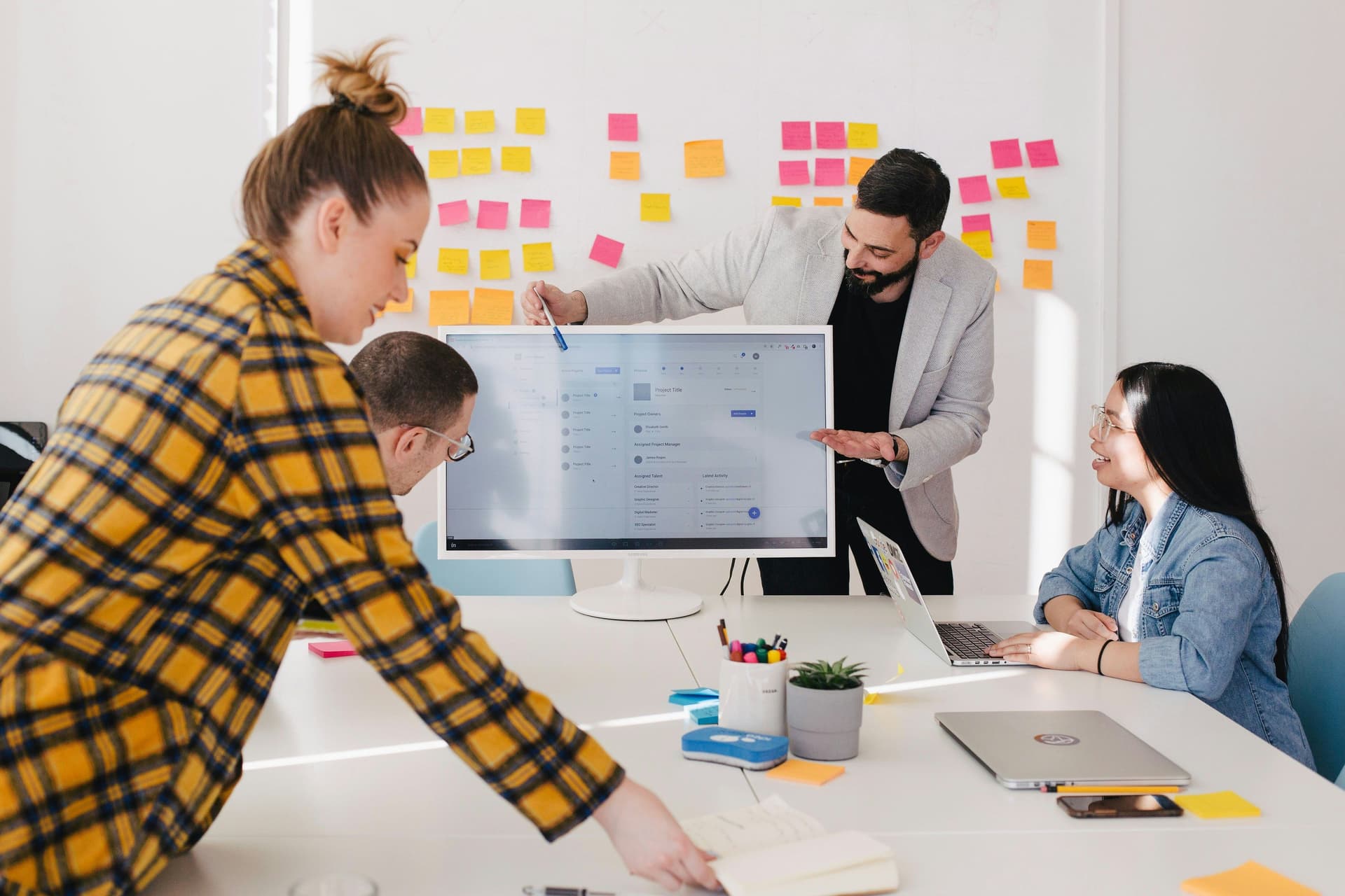 Grupo de personas aprendiendo del mentor inmobiliario
