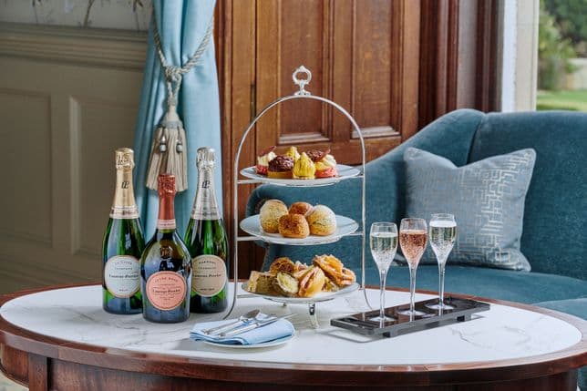 Klassischer Afternoon Tea mit Scones und Champagner.