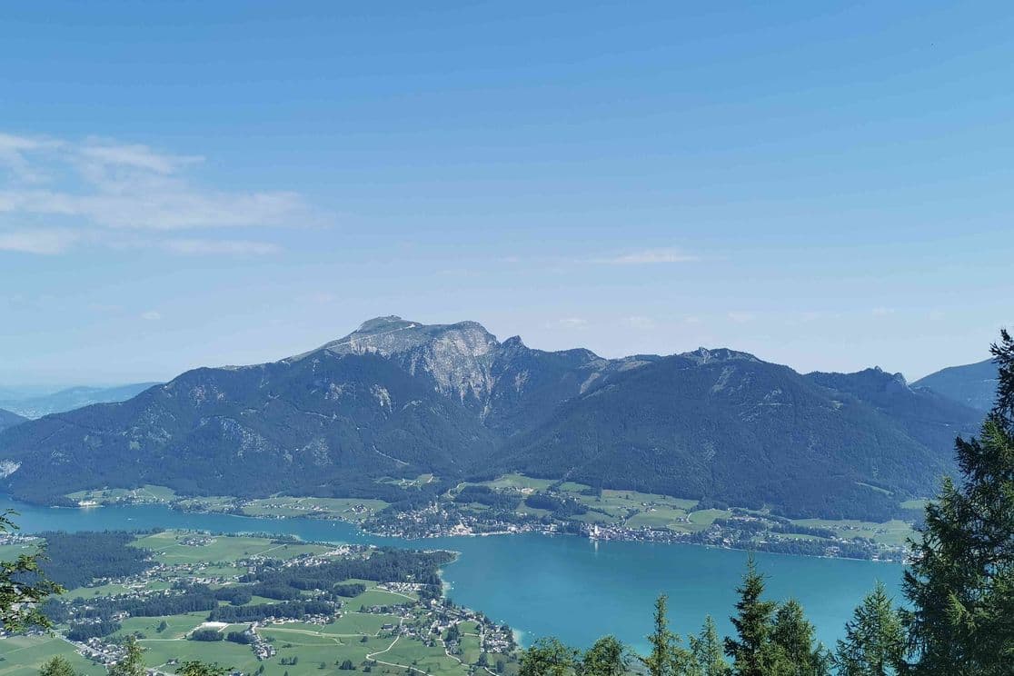 Aussichtspunkt über St. Wolfgang am Wolfgangsee mit Blick auf den Schafberg, den türkisfarbenen See und die umliegenden Bergketten.