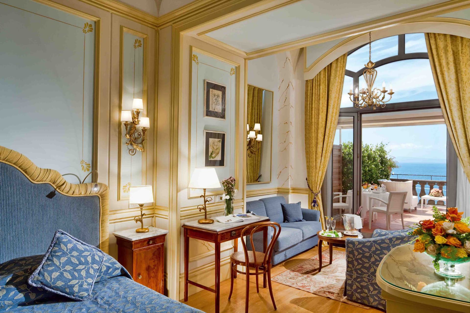 Logenplatz am Golf von Neapel: Das Meer spielt in den Zimmern und Suiten des Hotels „Excelsior Vittoria“ die Hauptrolle.