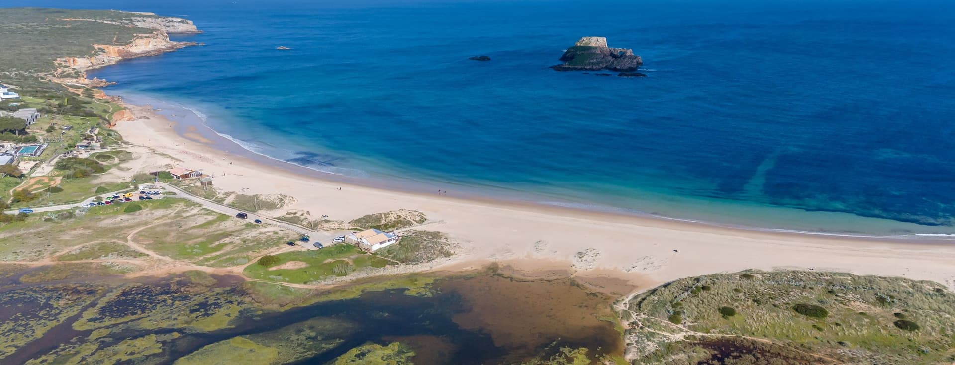 Descubra como é viver entre Lagos e Aljezur, com foco na educação, saúde, serviços e qualidade de vida no Barlavento Algarvio.