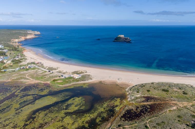 Descubra como é viver entre Lagos e Aljezur, com foco na educação, saúde, serviços e qualidade de vida no Barlavento Algarvio.