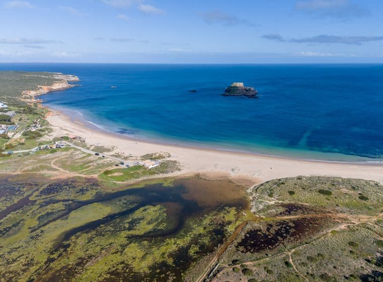 Descubra como é viver entre Lagos e Aljezur, com foco na educação, saúde, serviços e qualidade de vida no Barlavento Algarvio.