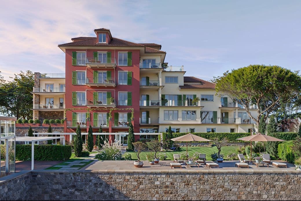 Case di nuova costruzione affacciate sul lago, caratterizzate da facciate colorate e architettura contemporanea, immerse in un paesaggio naturale rilassante.