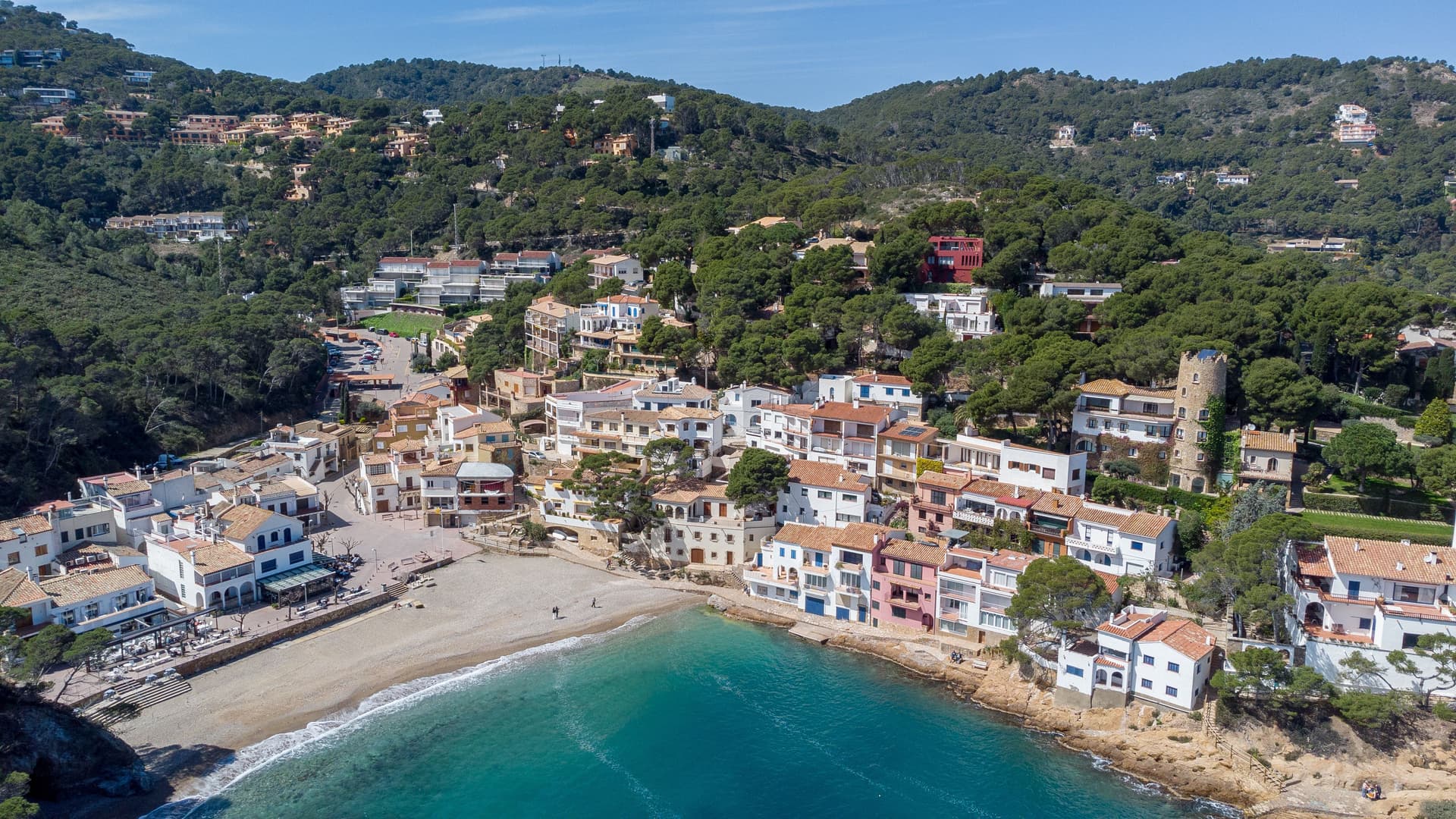 Vista área de un pueblo costero, plays de Begur a Pals