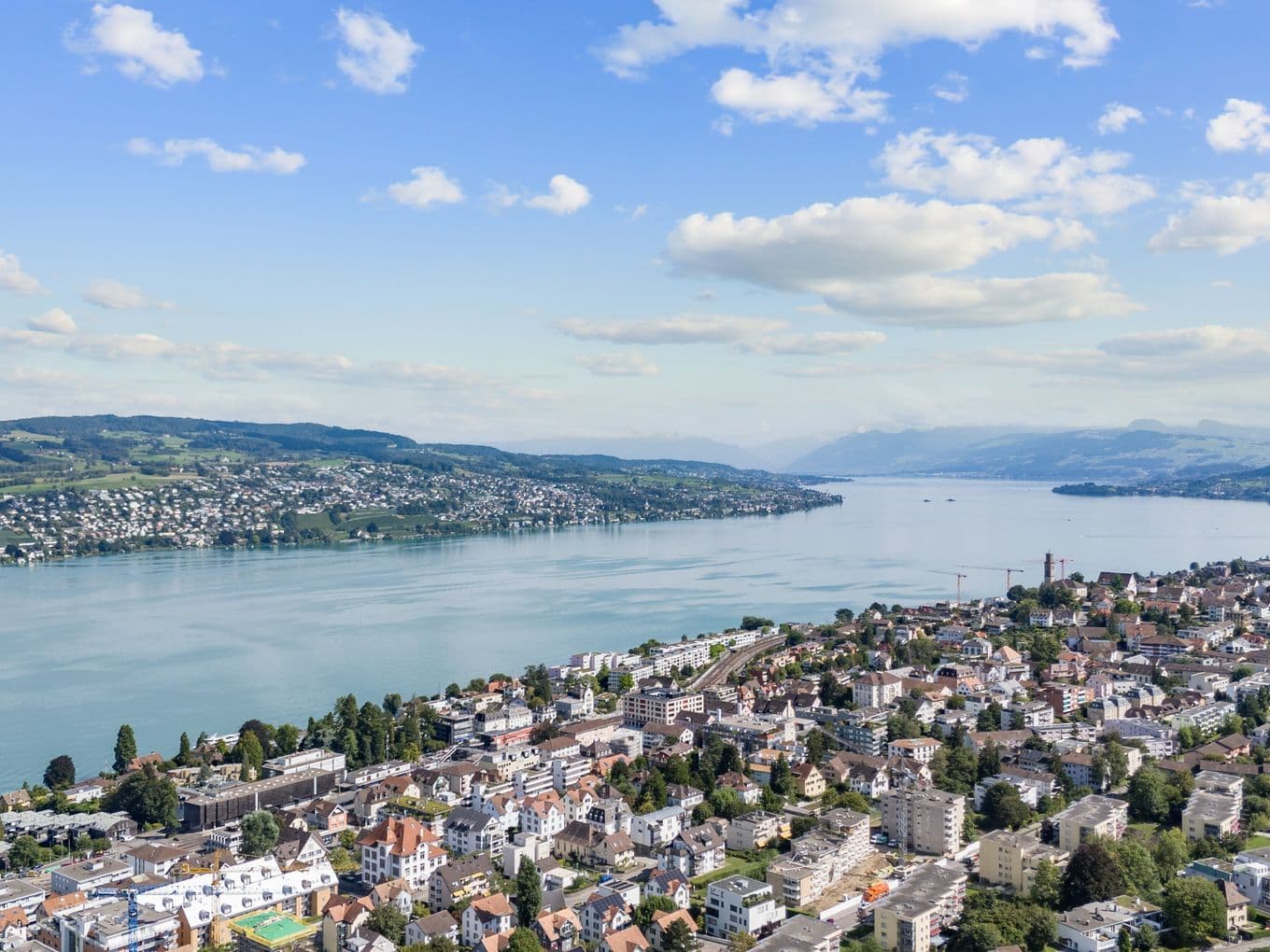 Panoramablick auf den Zürichsee vom linken Seeufer mit terrassierter Hangbebauung