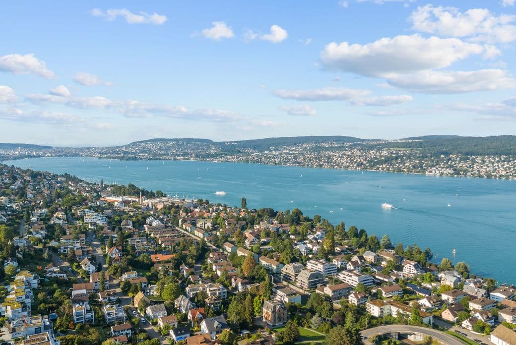 Unser Immobilienportfolio umfasst eine Fülle hochwertiger Häuser, Villen und Wohnungen am linken Zürichseeufer