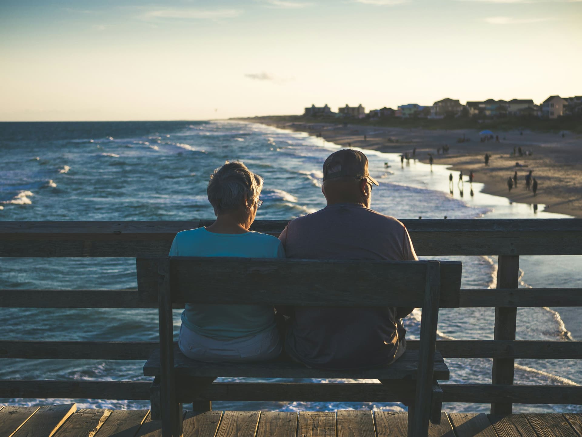 Una pareja de edad avanzada sentados viendo el mar