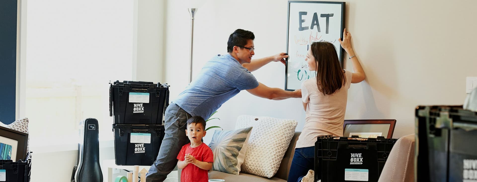 Una pareja decorando una casa con cajas de mudanza