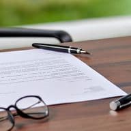 Stift liegt zur Unterschrift auf dem Dokument