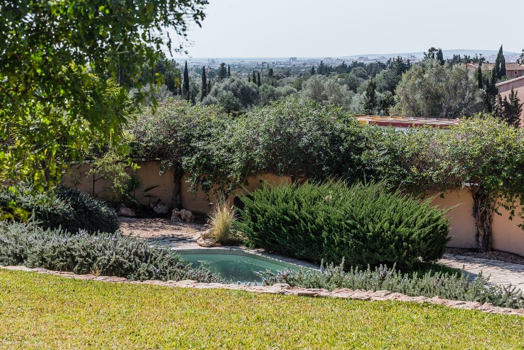 Exterior de la vila reformada a Sa Cabaneta, amb elements de disseny rústic i un entorn serè.
