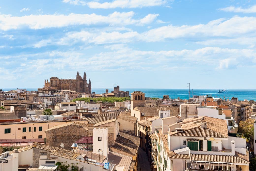 Impressionant vista aèria del centre de Palma, que mostra la majestuosa catedral amb la mar Mediterrània de fons i l'encant del casc antic de la ciutat.