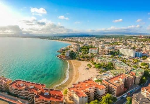 Playa de Salou con numerosas viviendas, edificios y zonas verdes