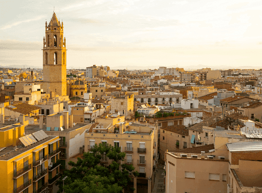 Imagen de un pueblo muy grande donde destaca la torre de un campanario