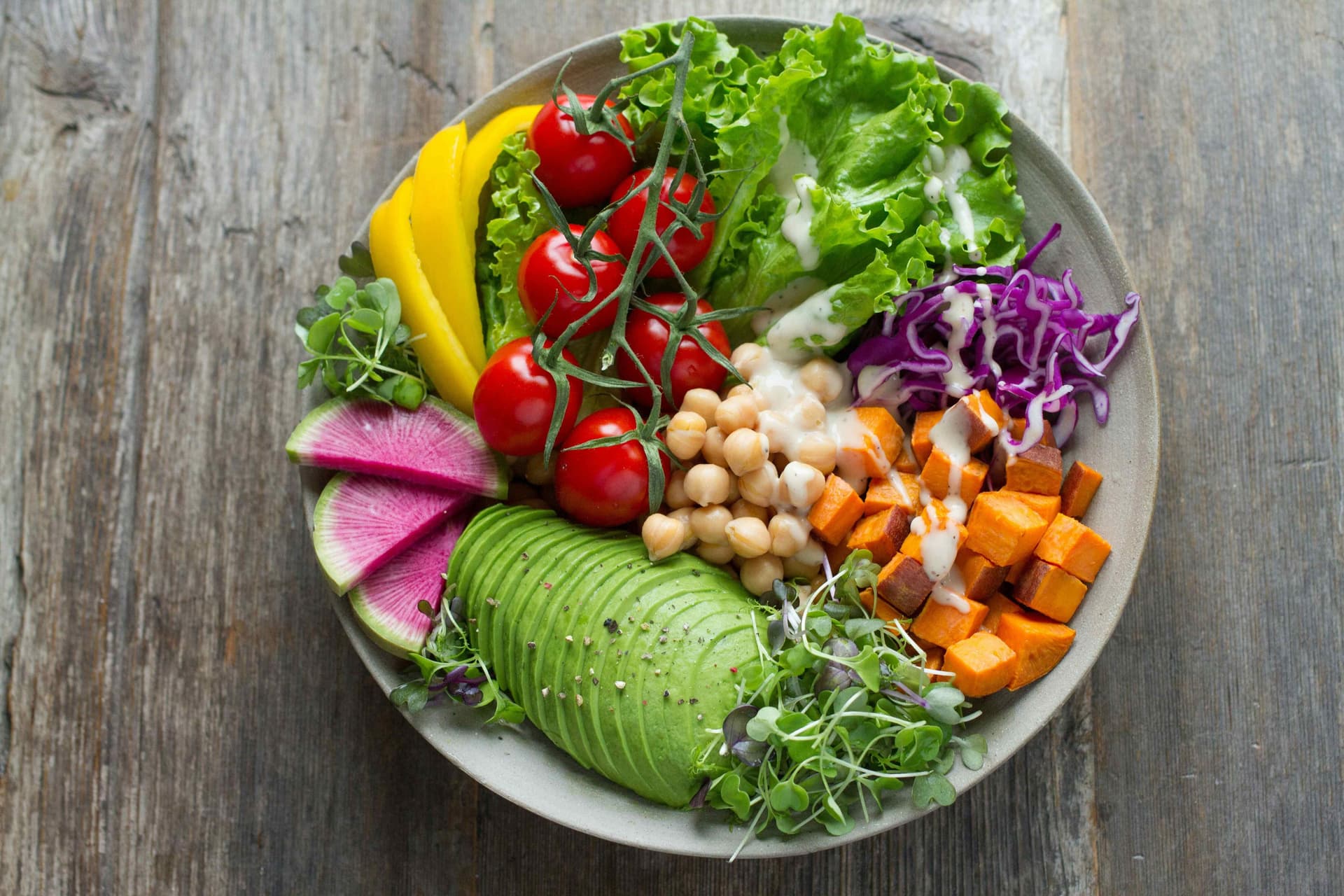 plato con alimentos frescos de la dieta mediterránea de España